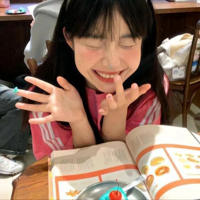 穿黄睡衣的女孩